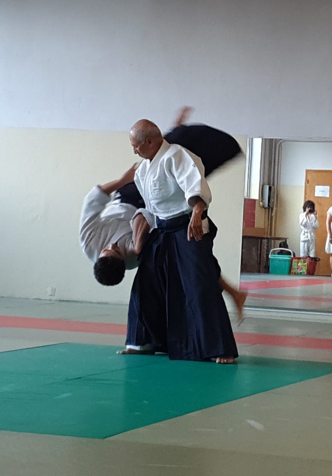 Robert Tan sensei en démonstration, projetant un partenaire